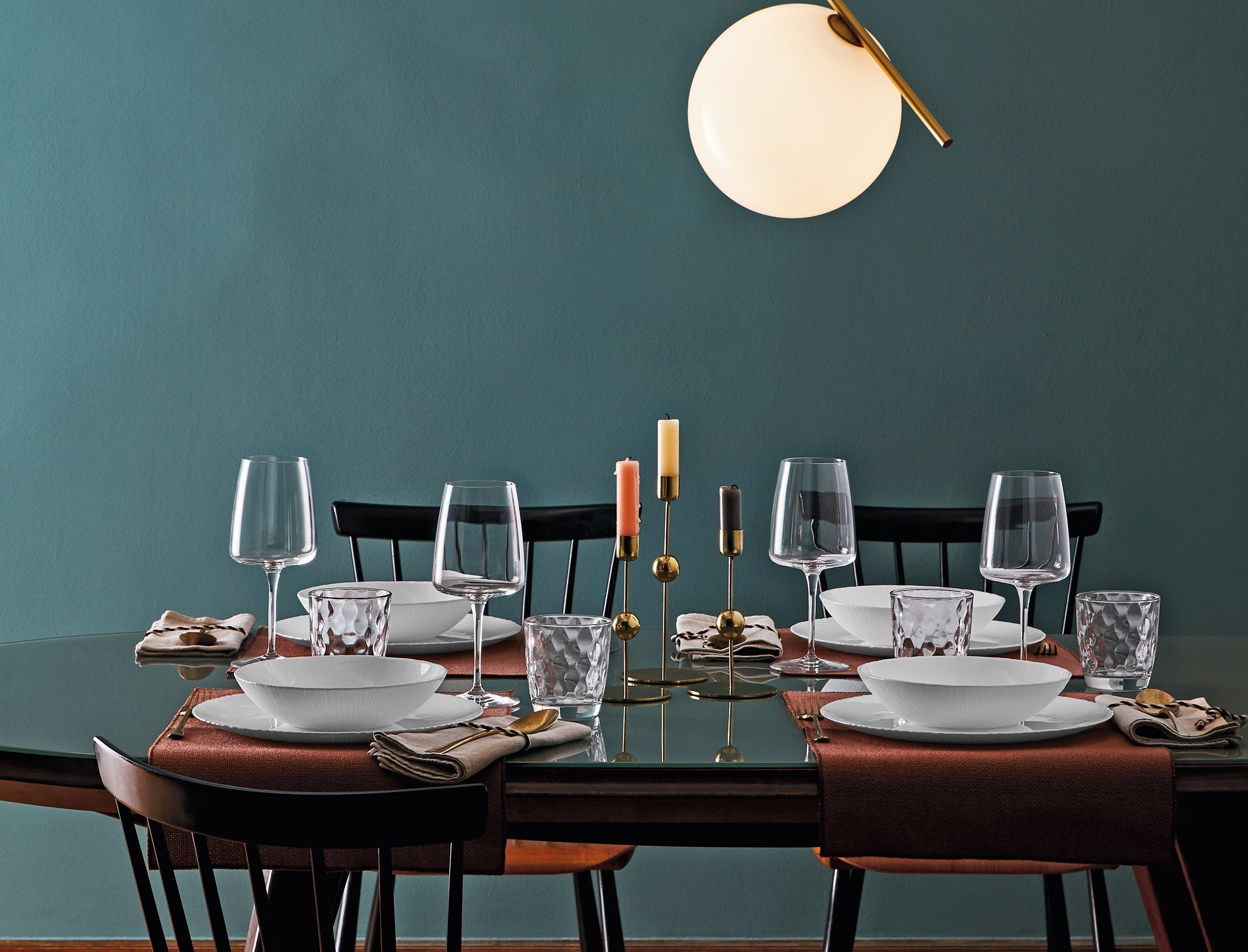 Planeo wine glasses on a holiday table