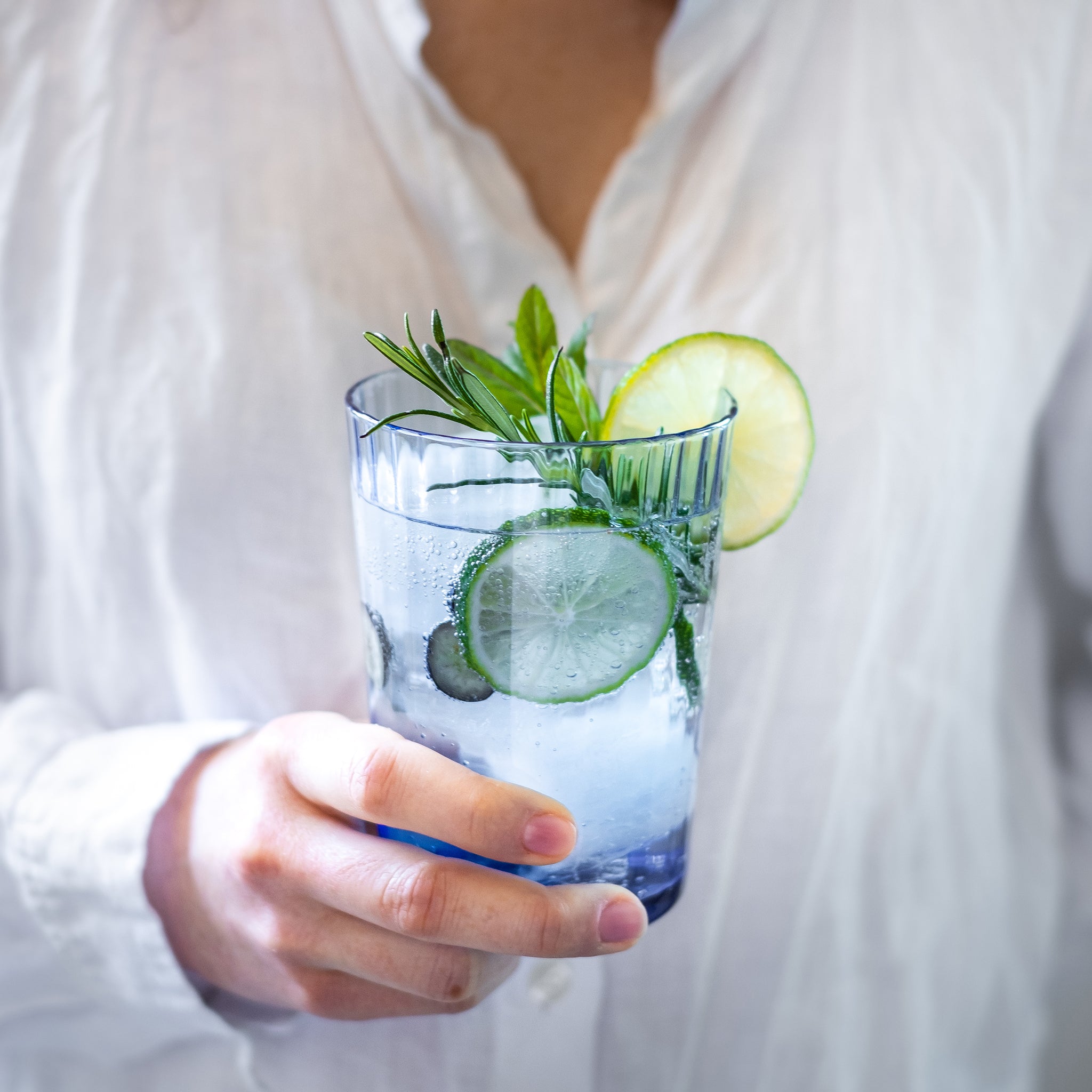 Exclusiva 17 oz. Gin Fizz Cocktail / Large Drinking Glasses, Sapphire Blue lifestyle